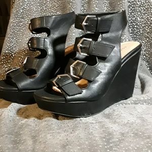Buckle black wedges